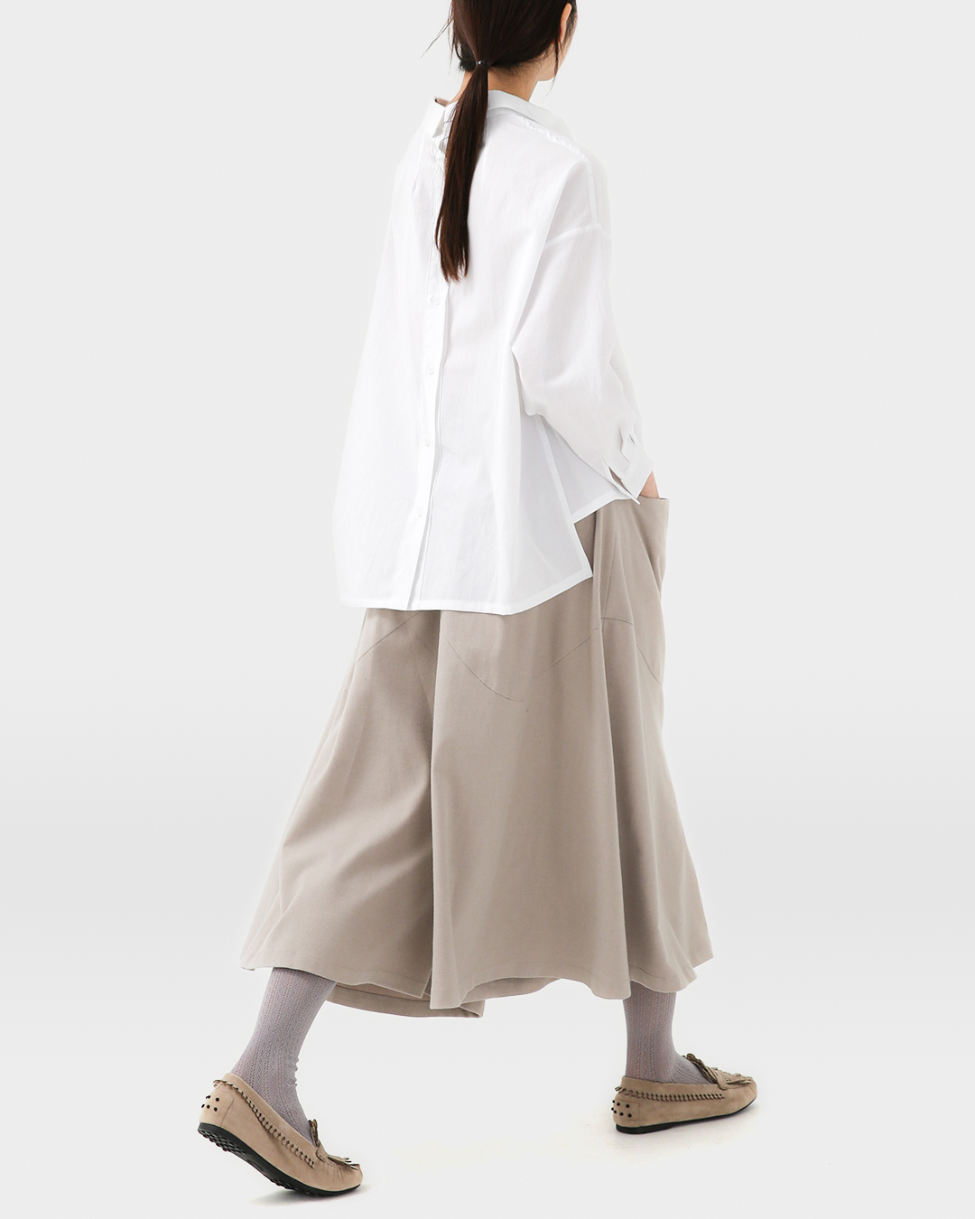 Graceful even from the back, the shirt for everyday use<br> Back-Button Cotton Shirt
