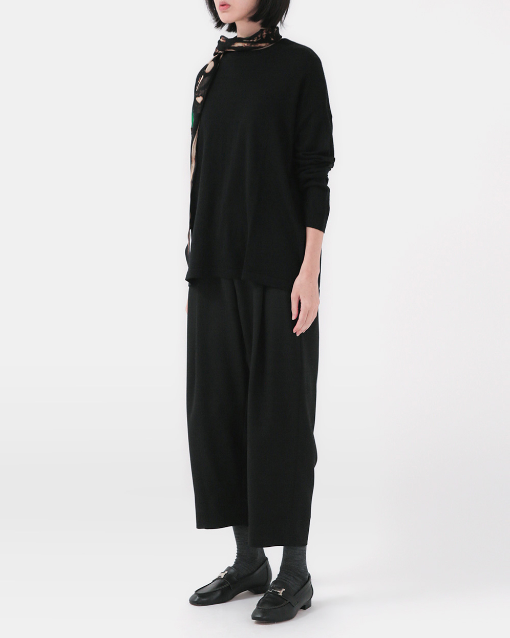 Soft and neatly flowing<br> pure wool fine-gauge crew knit