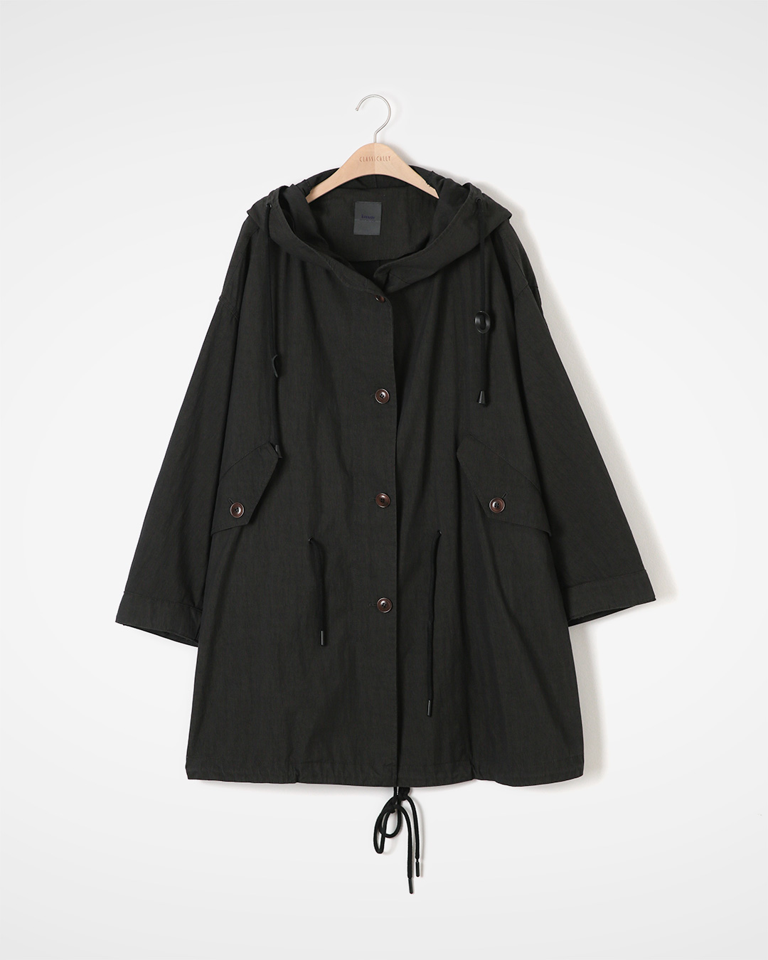 A spacious and comfortable field jacket.<br> lightweight nylon-cotton parka