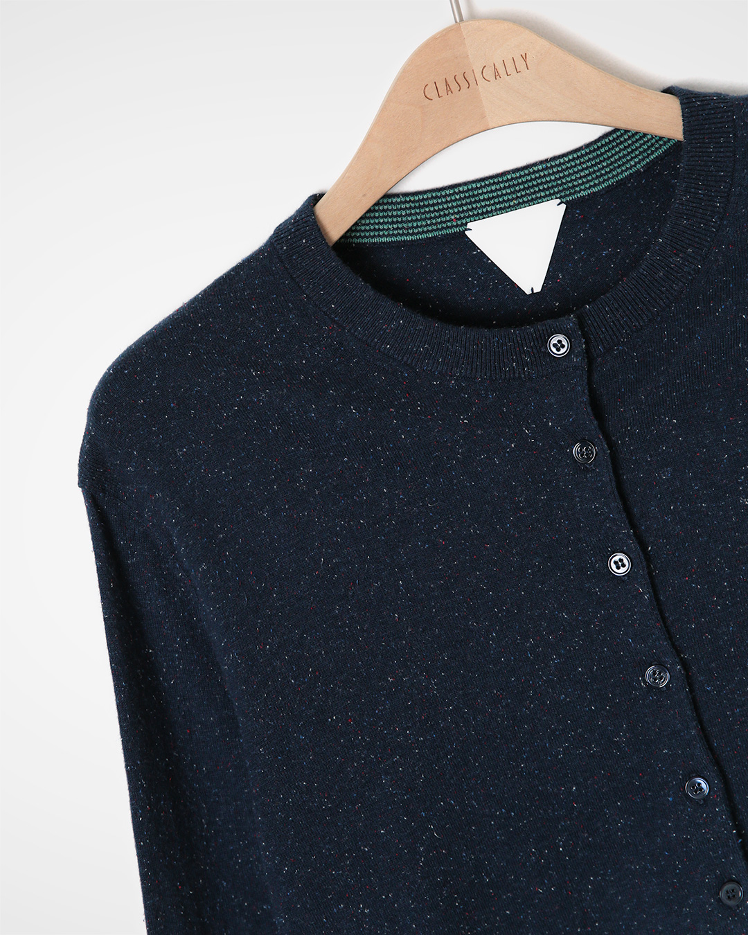 Even if you just throw it on, it looks neat<br> The closer you look, the more luxurious the Cardigan looks.