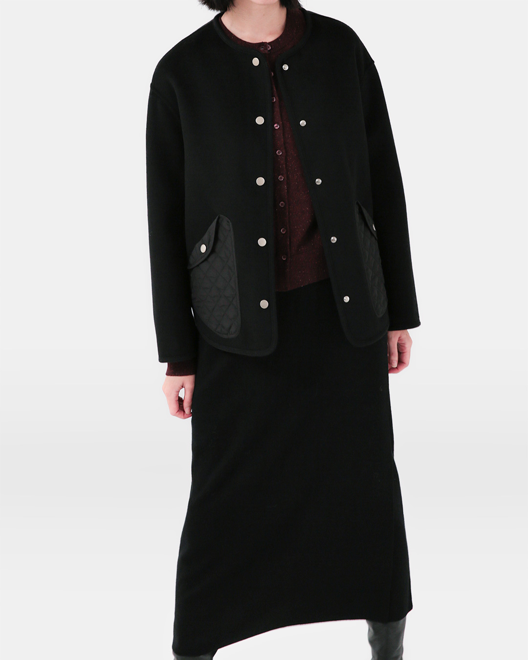 It is both neat and practical.<br> Raund neck quilted pocket jacket